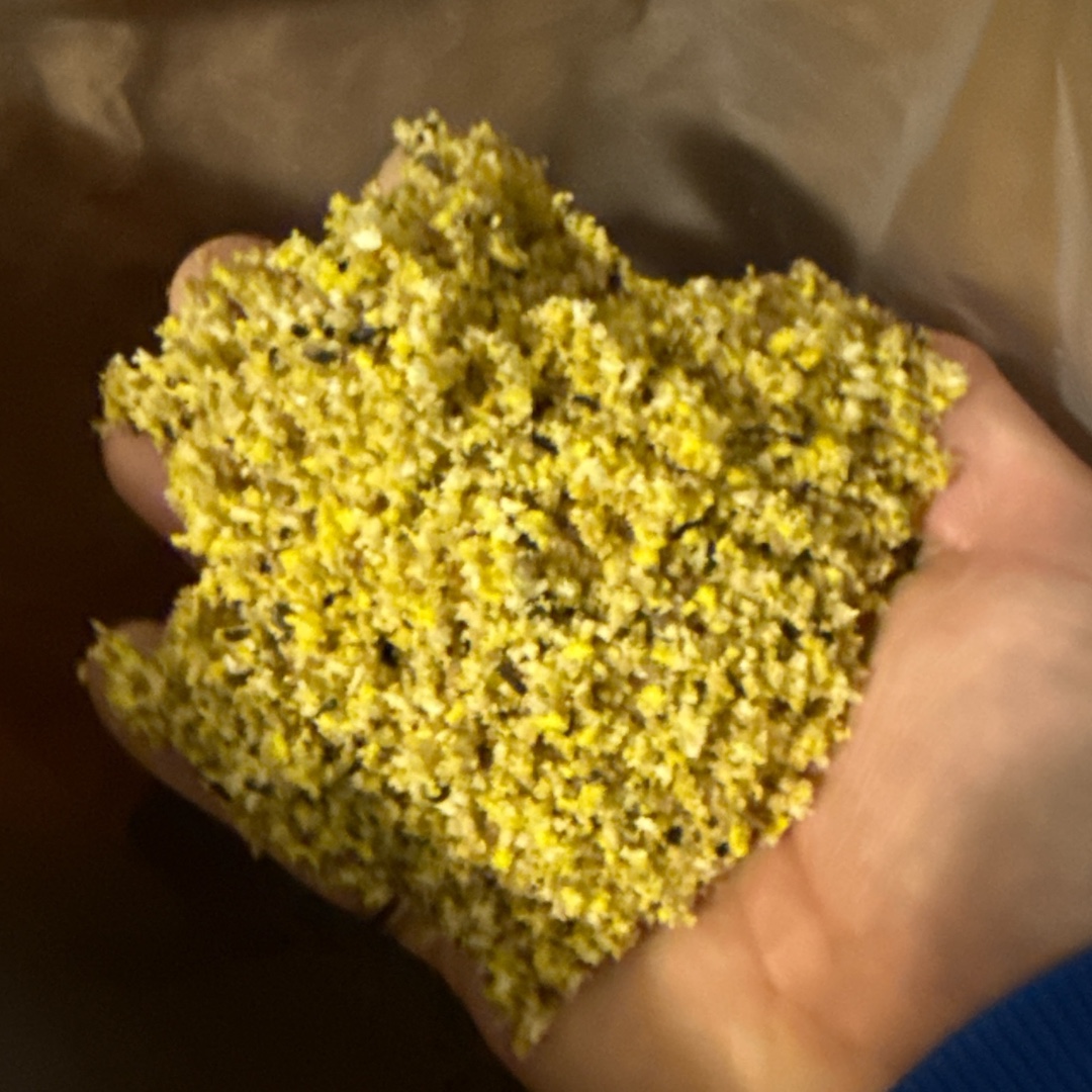 Mostrando en la mano la calidad de la pasta de cr&iacute;a witte Molen