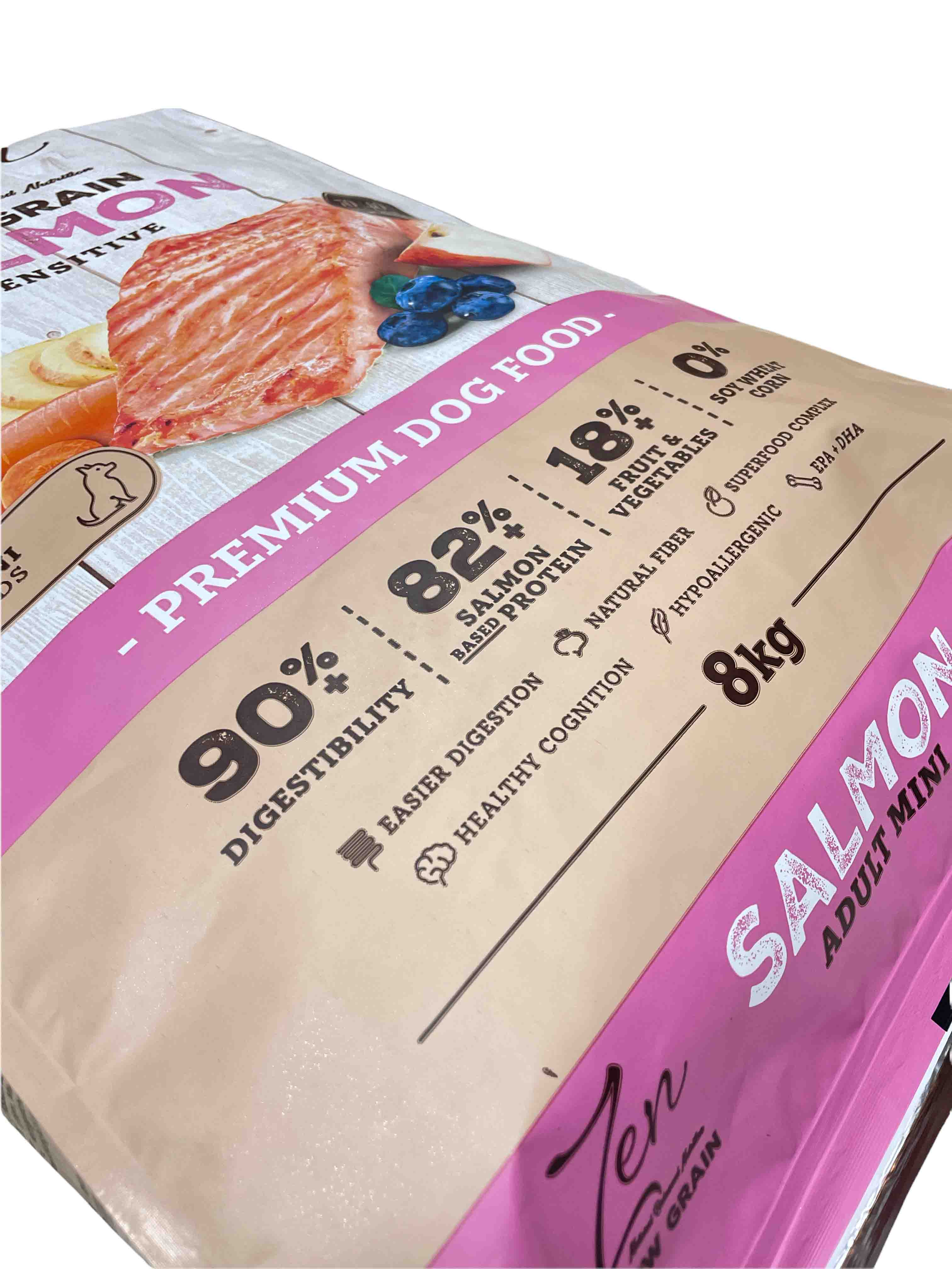 COMPOSICIÓN: Carne fresca de salmón (40 %), harina de salmón (25 %), patata (20 %), aceite de pollo, arroz, pulpa de remolacha, harina de pescado, levaduras, hidrolizado de salmón (5 %), aceite de pescado, inulina (fuente de FOS 0,25 %), cloruro sódico, manano-oligo sacáridos (MOS 250 mg/Kg), extractos de cítricos, extracto de yucca, cloruro de potasio, fosfato monocálcico, jengibre.